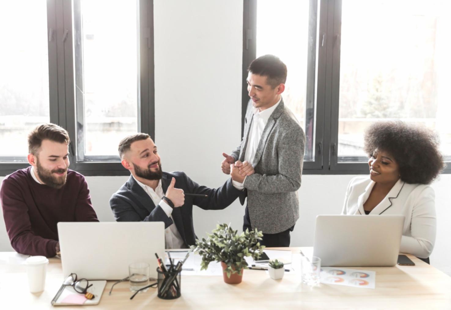 Session de formation en stratégie fiscale avec participants actifs
